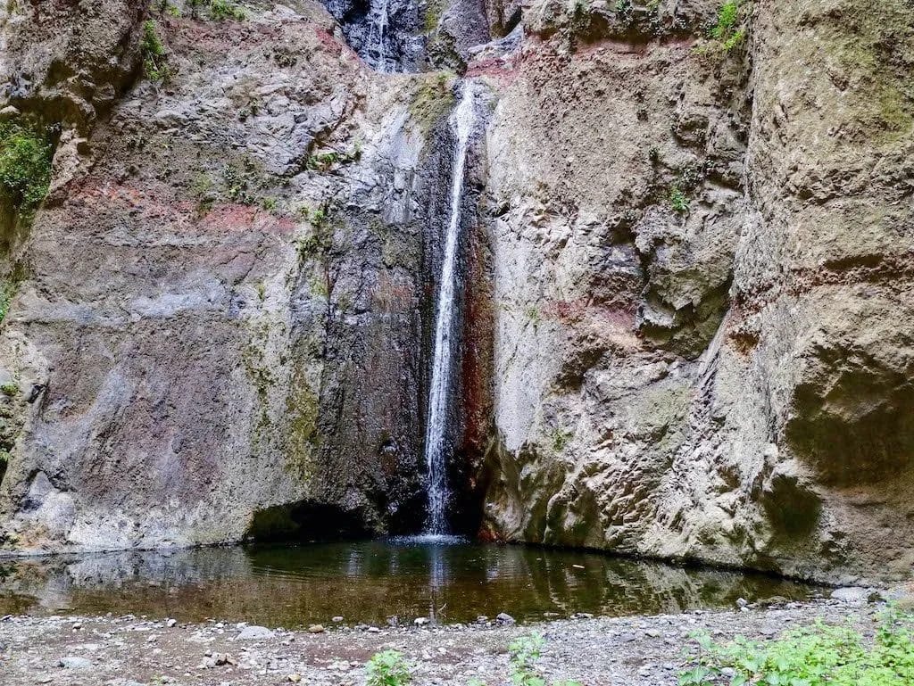 Vista de una cascada en la ruta del Barranco del Infierno en tenerife