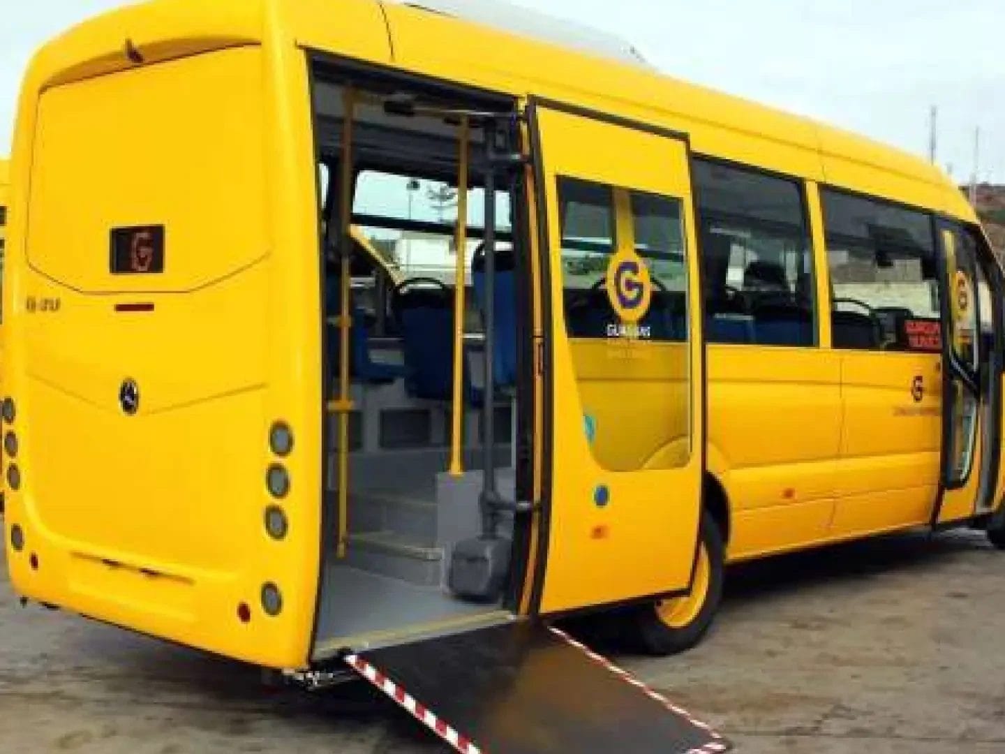 Vista de una guagua accesible para silla de ruedas en Gran Canaria