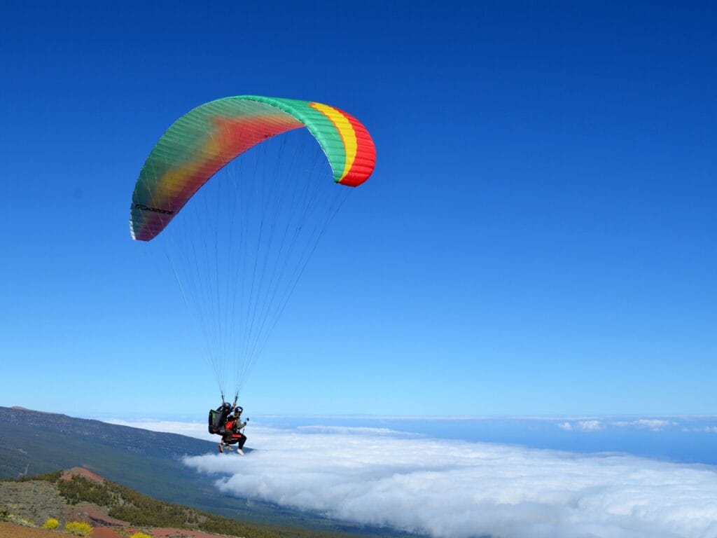 Vista de personas haciendo parapente en Tenerife