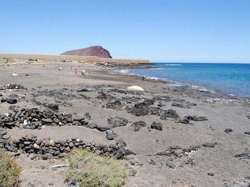 Vista de la playa El Confital, una de las playas para perros en Tenerife