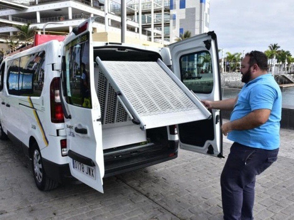 Vista de un taxi adaptado para silla de ruedas en Gran Canaria