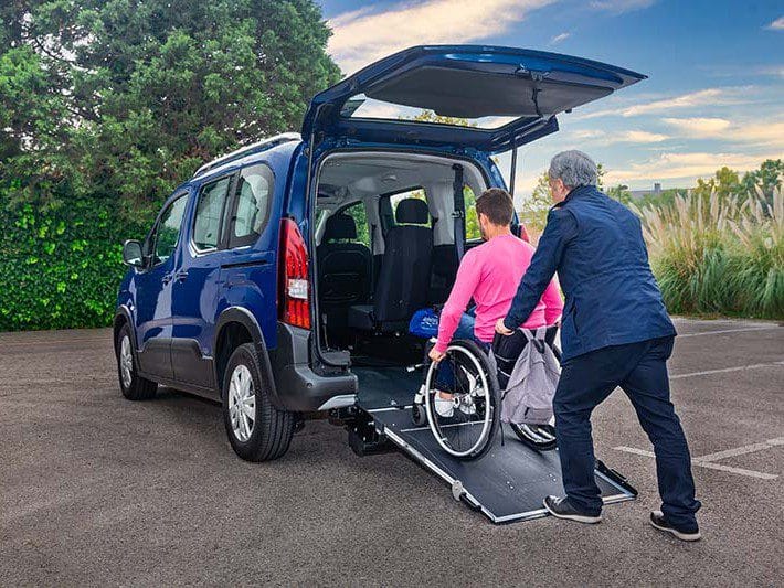 Vista de un vehiculo adaptado para silla de ruedas