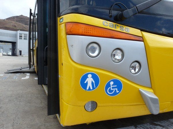 Vista de una guagua con el simbolo de accesibilidad en Gran Canaria