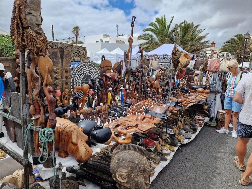Vista de artesania en el mercadillo de Teguise, uno de los mejores mercadillos de Lanzarote
