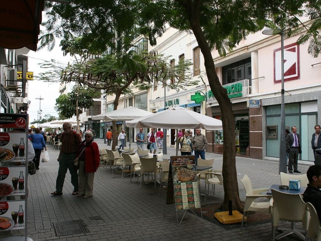 Vista de la Calle León y Castillo, uno de los lugares que visitar en Arrecife en Lanzarote