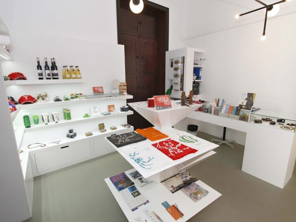 Vista de exposiciones en la Casa Amarilla en Arrecife