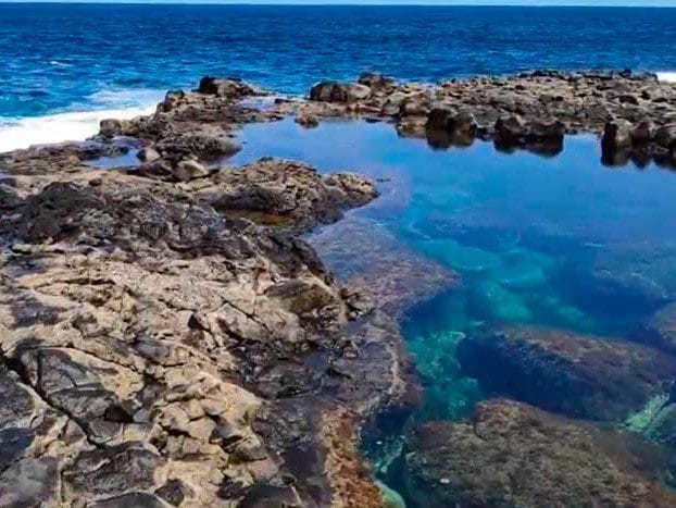 Vista de Los Charcones, una de las mejores piscinas naturales de Lanzarote