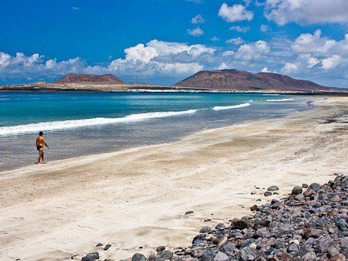 Vista de la Playa Bajo el Risco, una de las mejores playas de Lanzarote