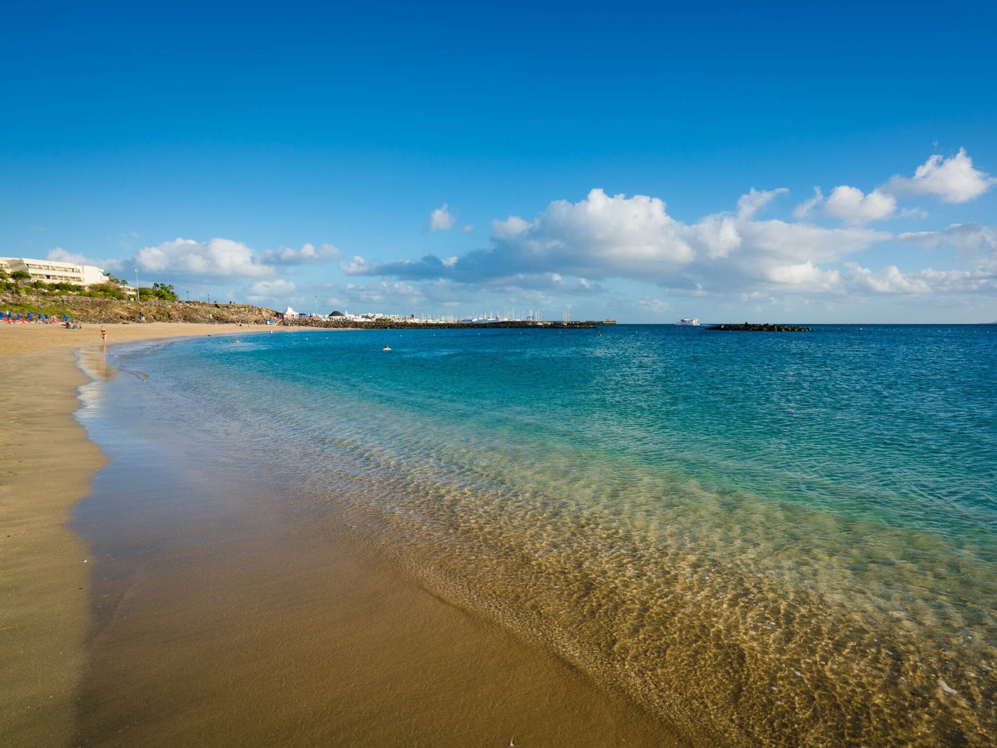 Vista de Playa Dorada en Lanzarote