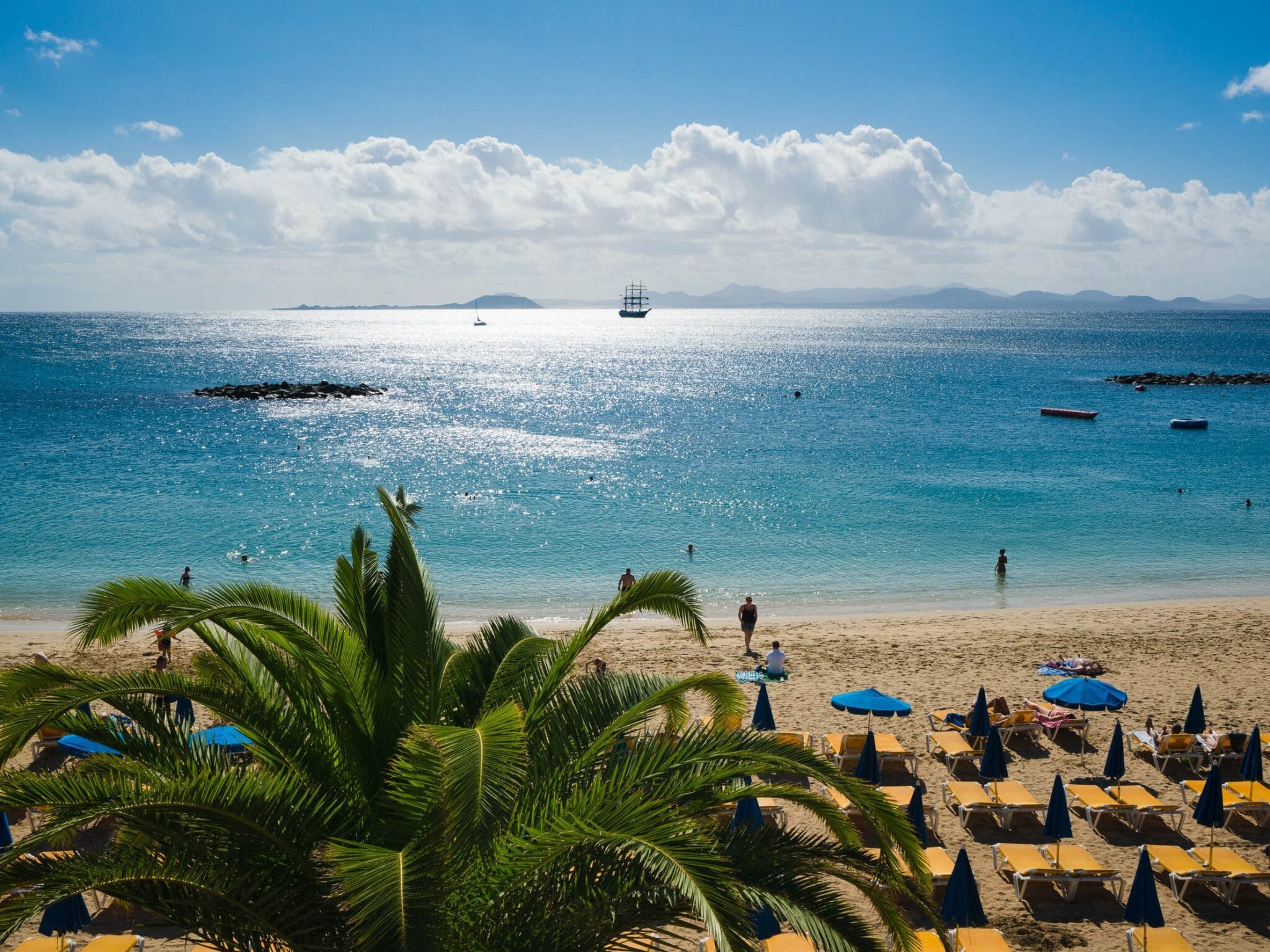 Vista de Playa Dorada, una de las mejores playas de Lanzarote