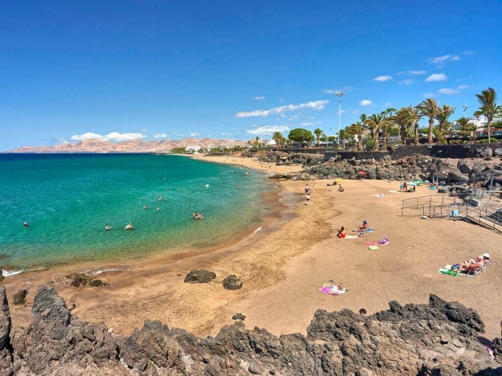 Vista de Playa Grande en Puerto del Carmen, una de las mejores playas de Lanzarote