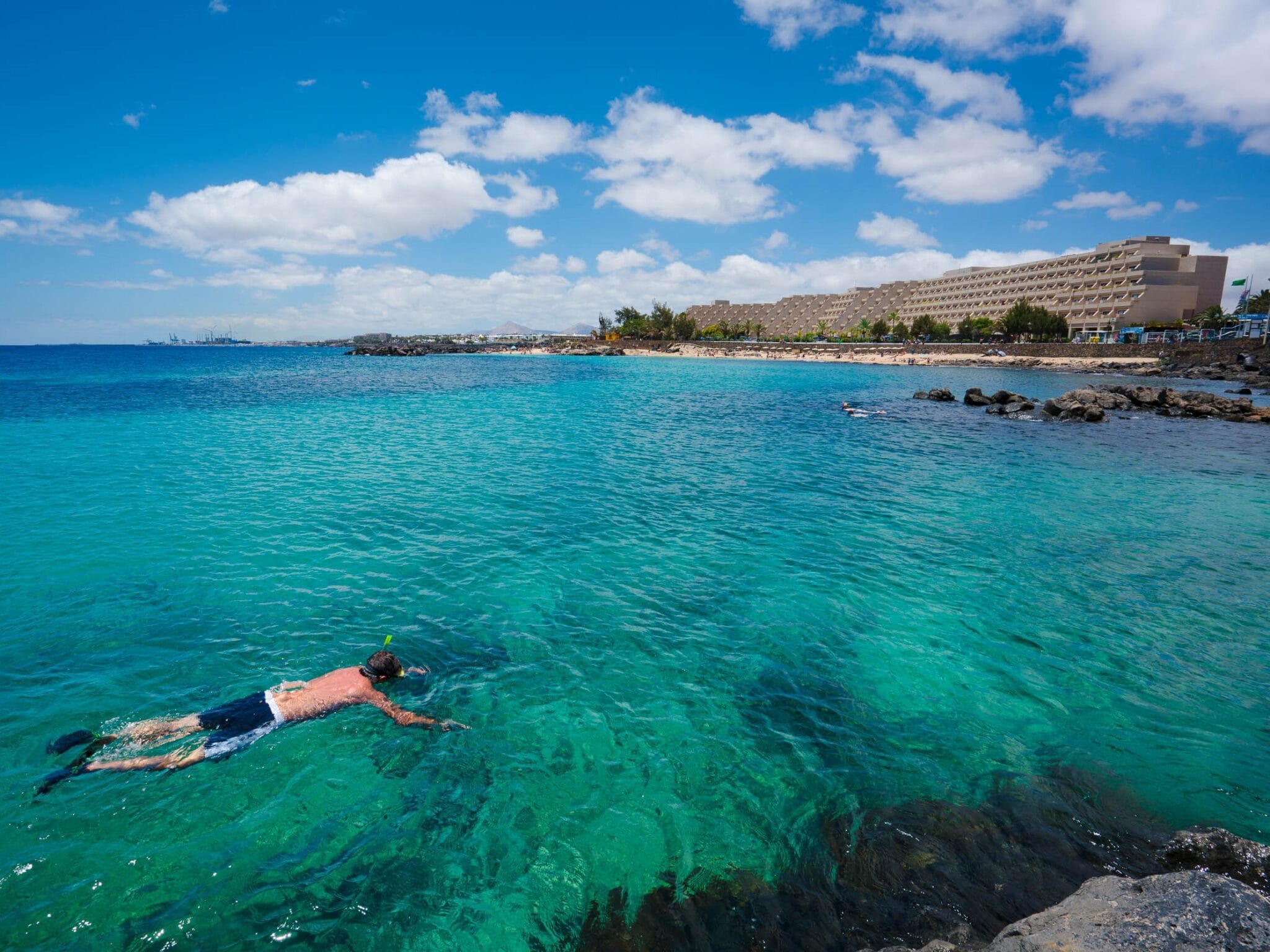 Vista de una persona haciendo snorkel en la Playa del Jablillo, una de las mejores playas de la isla