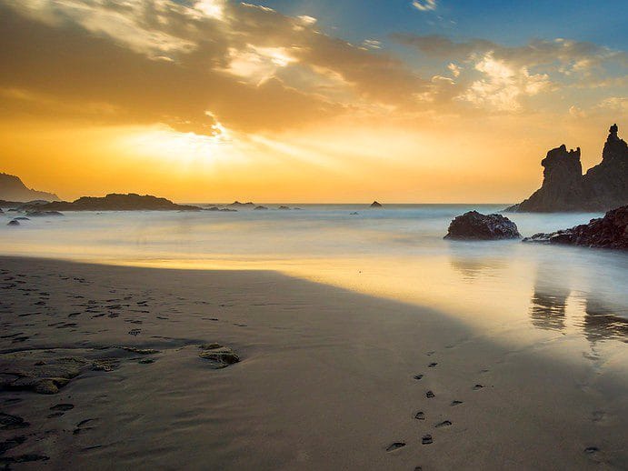 Vista de una puesta de sol en la Playa de Benijo, uno de los mejores atardeceres de Tenerife