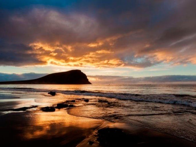 Vista de una puesta de sol en la playa de La Tejita, uno de los mejores atardeceres de Tenerife