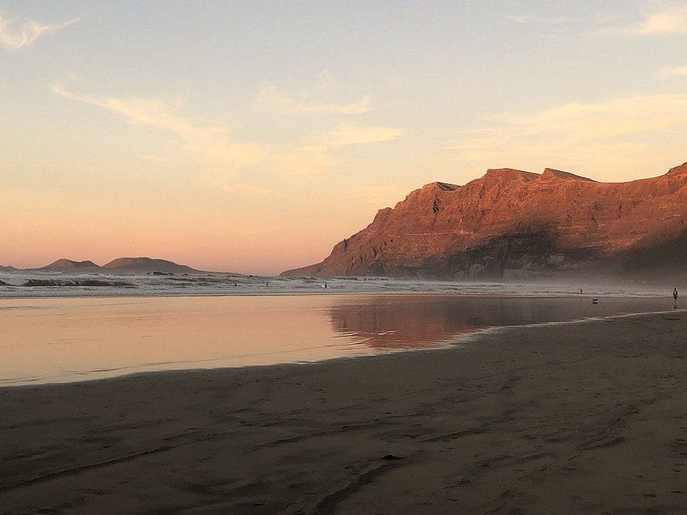 VIsta del atardecer desde la playa de Famara