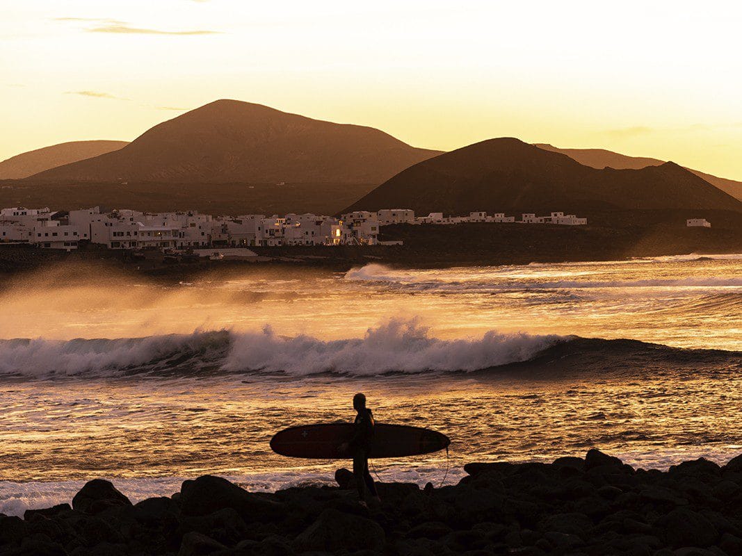 Vista del Atardecer en Playa de Famara, una de las mejores puestas de sol en Lanzarote