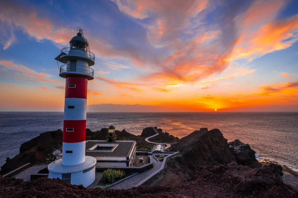 Vista de un espectacular atardecer en el faro de Punta de Teno, uno de los mejores atardeceres en Tenerife