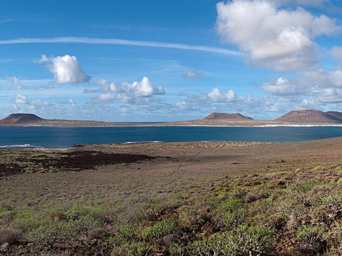 Vista de la ruta Camino de los Gracioseros en Lanzarote, una de las mejores rutas de senderismo