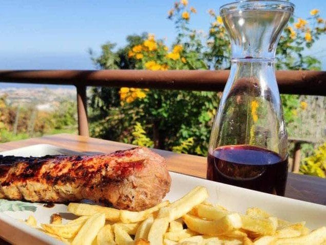 Vista de un plato de carne en los guachinches de Tenerife