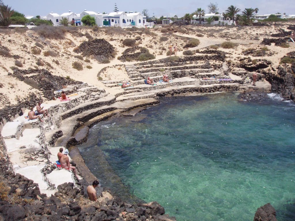 Vista del Charco del Palo , una de las mejores piscinas naturales en Lanzarote