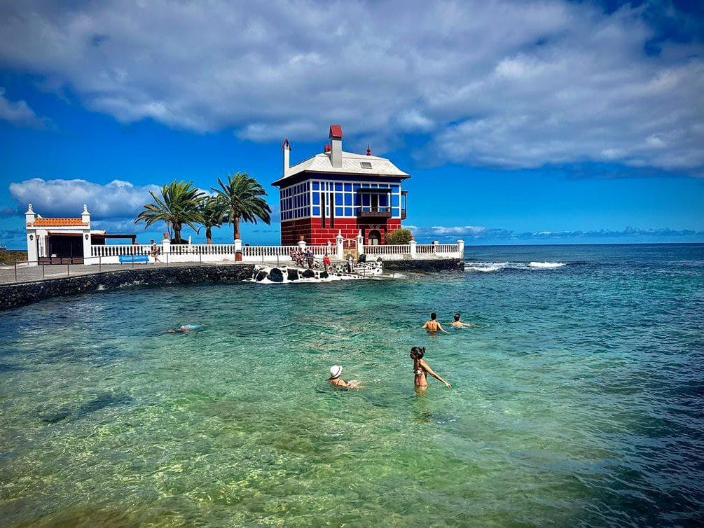 Vista del Charcon de Arrieta , uno de las mejores piscinas naturales en lanzarote