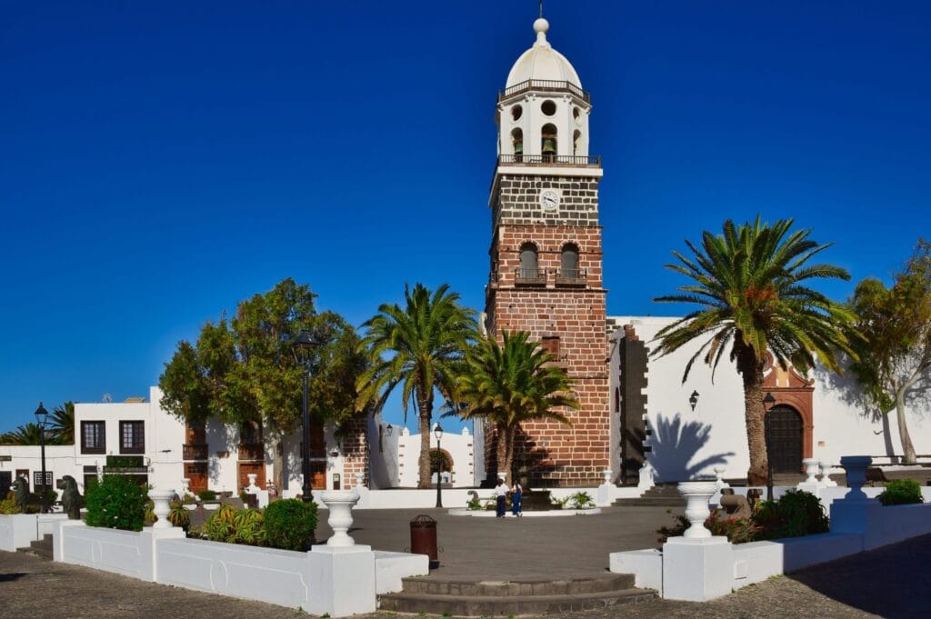 vista de la iglesia de Teguise, uno de los pueblos mas bonitos de Lanzarote