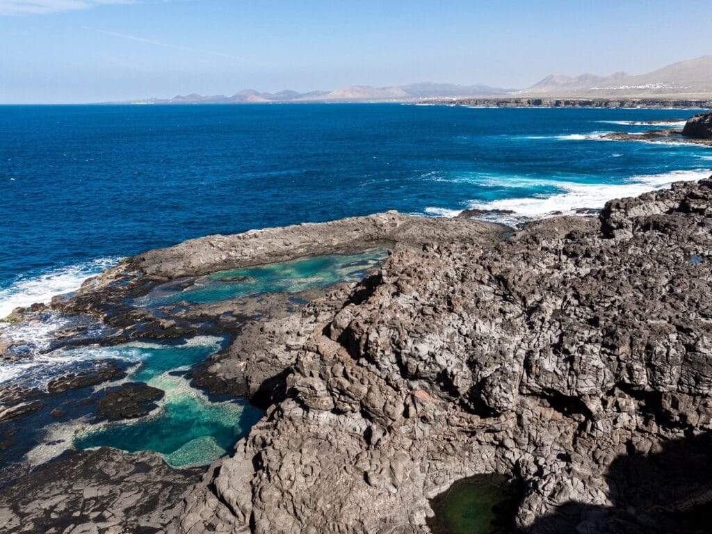 Vista de las piscinas naturales los Charcones, unas de las mejores de Lanzarote