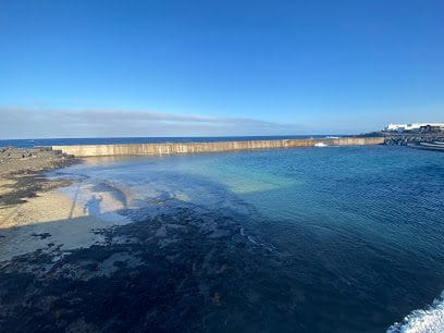 Vista de la piscina natural Los Cocoteros en Lanzarote