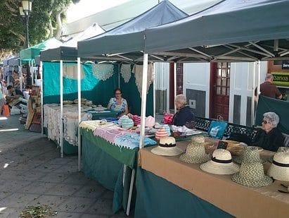 Vista de puestos en el Mercadillo de Haria en Lanzarote