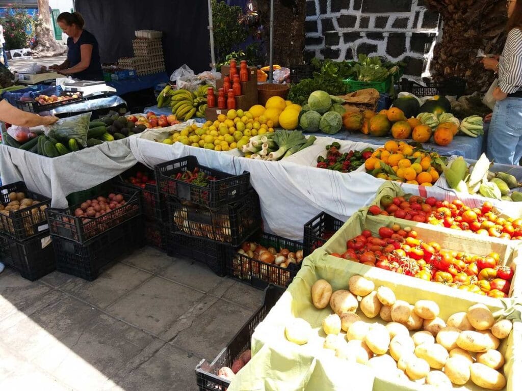 Vista de un puesto de frutas y verduras en uno de los mercados de Lanzarote