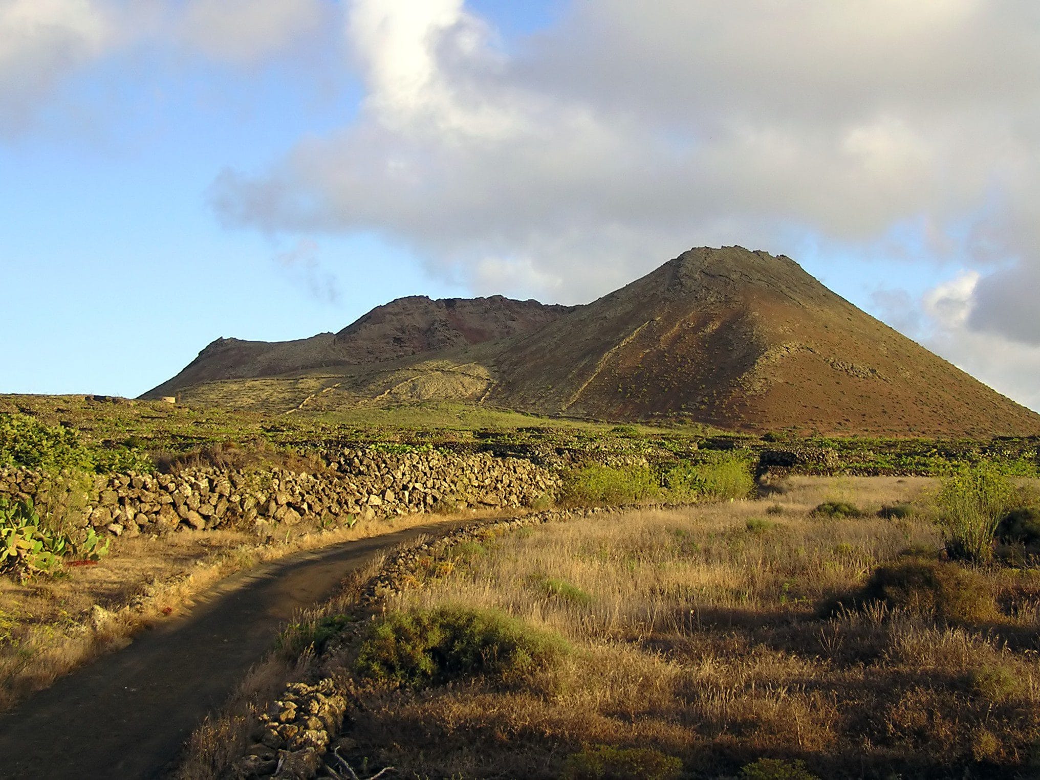 Vista de ruta de senderismo en el Volcan de La Corona