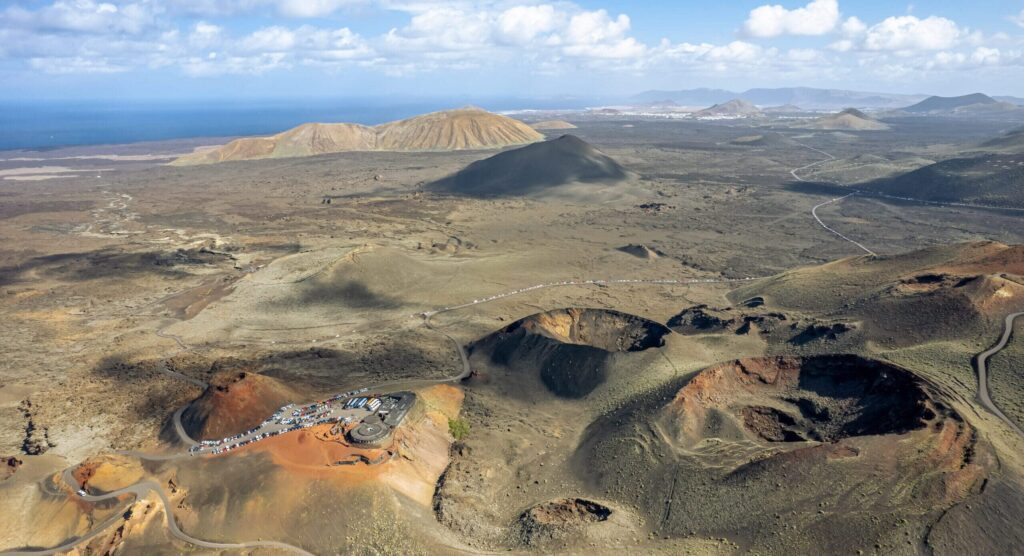 Vista aérea del Parque Natural de Timanfaya, donde hacer algunas de las mejores rutas de senderismo en Lanzarote