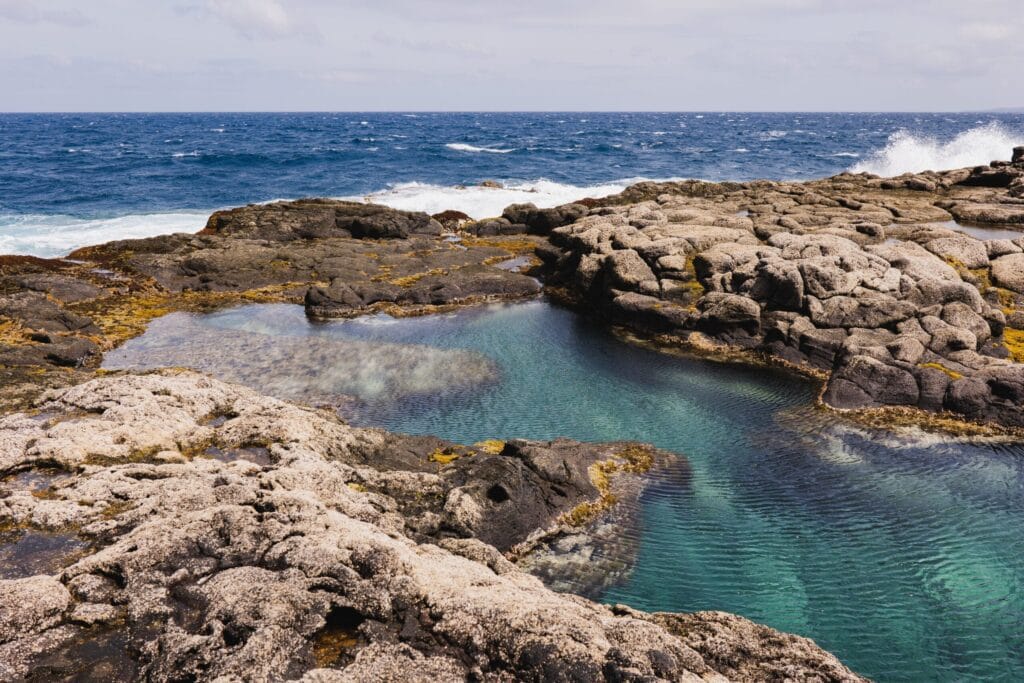 Vista de las piscinas naturales Los Charcones en Lanzarote