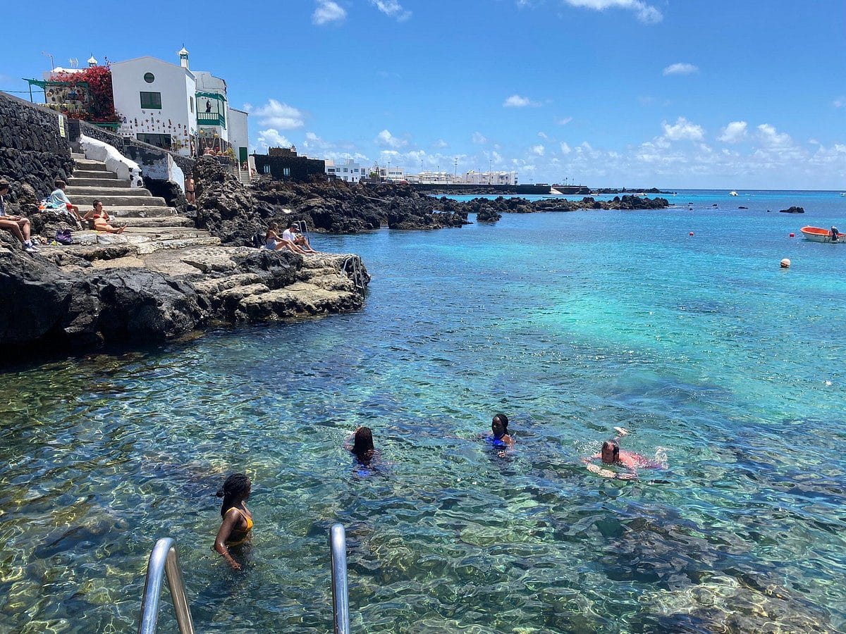 Vista de las piscinas naturales de Punta Mujeres en Lanzarote