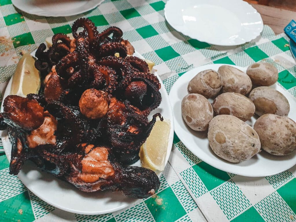 Vista de plato de pulpo frito y papas arrugadas, alguno de los platos tipicos en los Guachinches de Tenerife