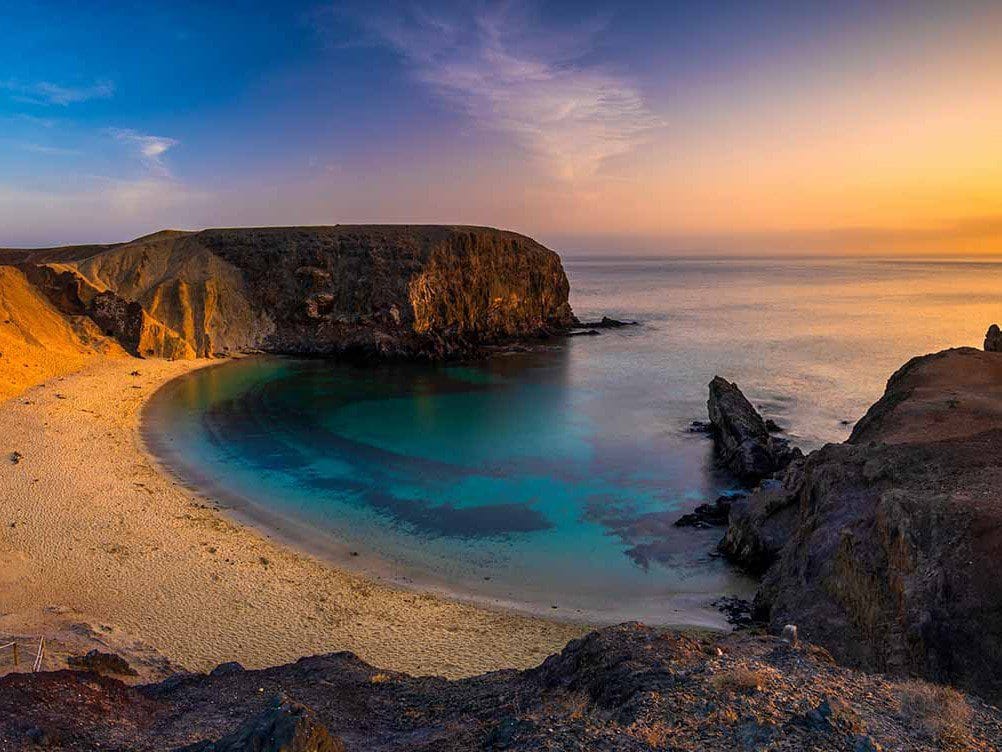Vista del atardecer en la Playa de Papagayo, uno de los mejores atardeceres en Lanzarote