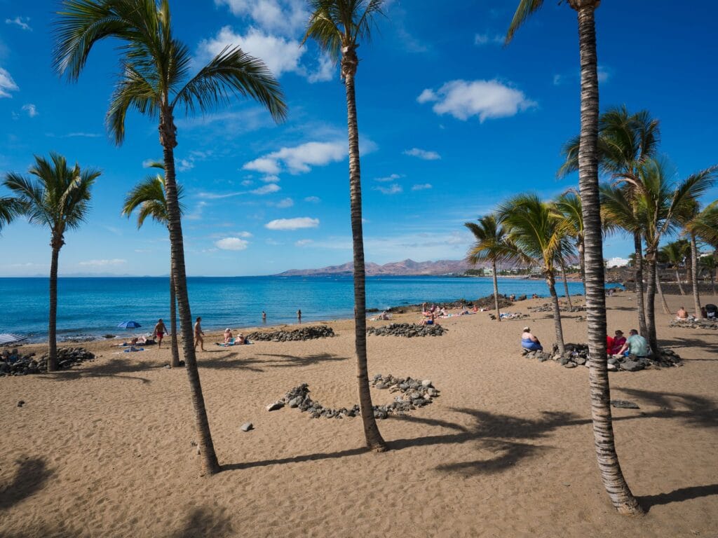 Vista de Playa Grande en Puerto del Carmen en Lanzarote