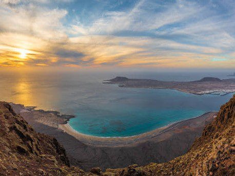 Vista del atardecer en el Mirador del Río, uno de los mejores atardeceres en Lanzarote