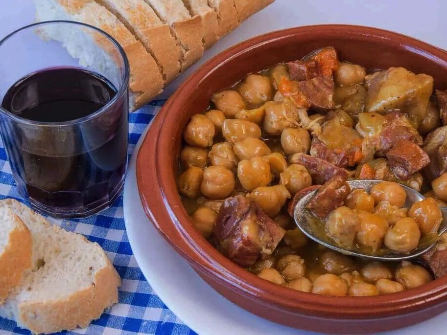 Vista de plato de ropa vieja, uno de los platso tipicos en los guachinches de Tenerife