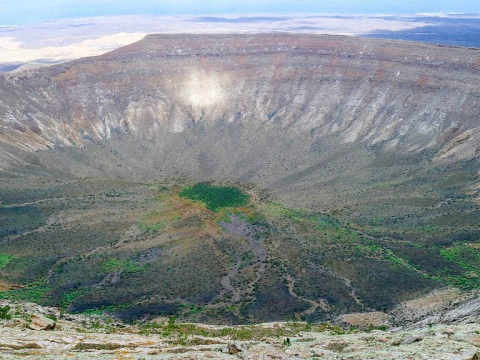 Vista de la Caldera Blanca en Lanzarote, donde hay algunas de las mejores rutas de senderismo
