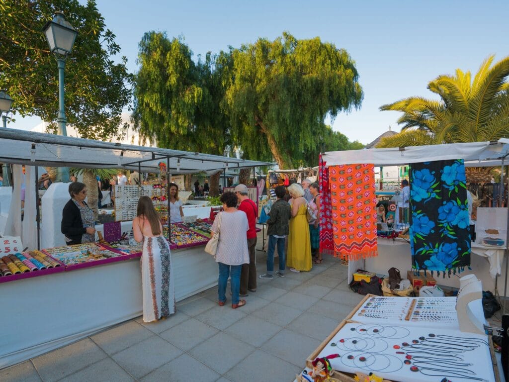 Vista de personas en el mercadillo en el pueblo marinero de Teguise