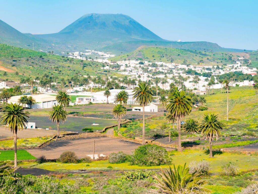 Vista del Valle de las mil palmeras en Haria , uno de los pueblos mas bonitos de la isla