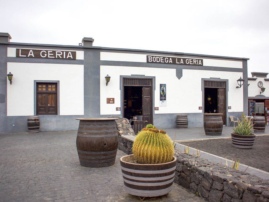 Vista del exterior de la bodega La Geria en Lanzarote