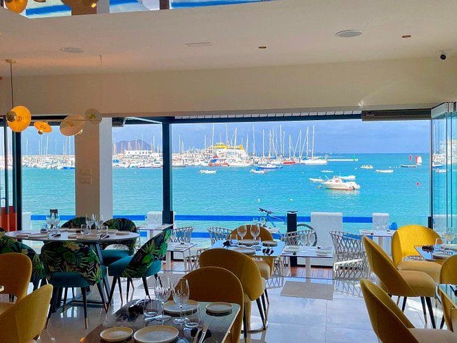 vista del Restaurante D Vales Bay, uno de los mejores en Corralejo