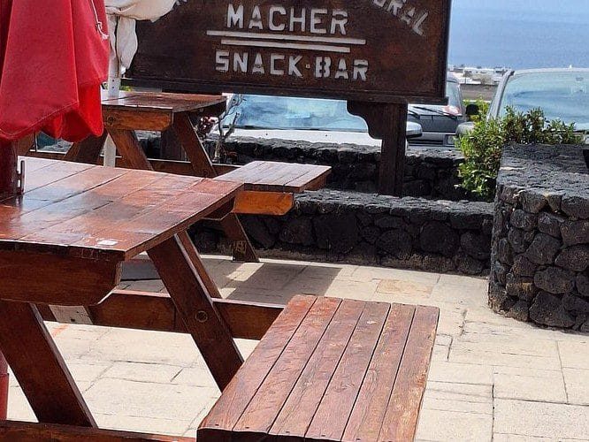 Vista del Teleclub Marcher, unno de los restaurantes de comida canaria en Lanzarote