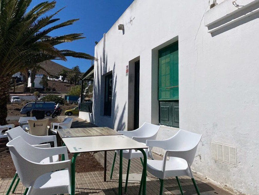 Vista del Teleclub de Tao, uno de los restaurantes de comida tipica canaria en Lanzarote
