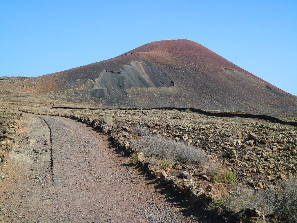 Vista de Calderon Hondo, una de las mejores rutas de senderismo en Fuerteventura