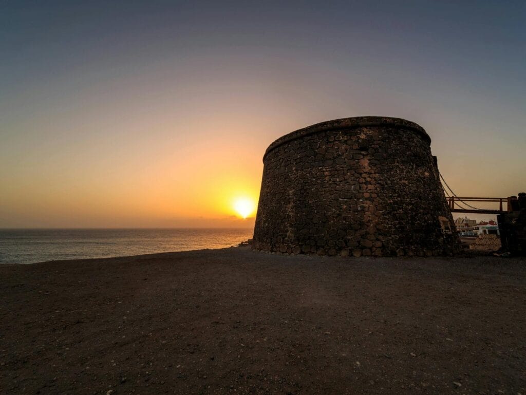 Vistas del atardecer en el Castillo del Cotillo en Fuerteventura