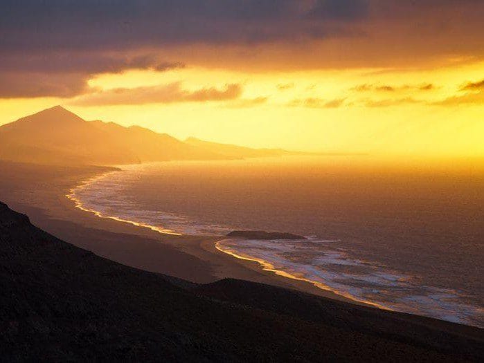 Vistas de la puesta de sol en la playa de Cofete, uno de los mejores atardeceres en Fuerteventura