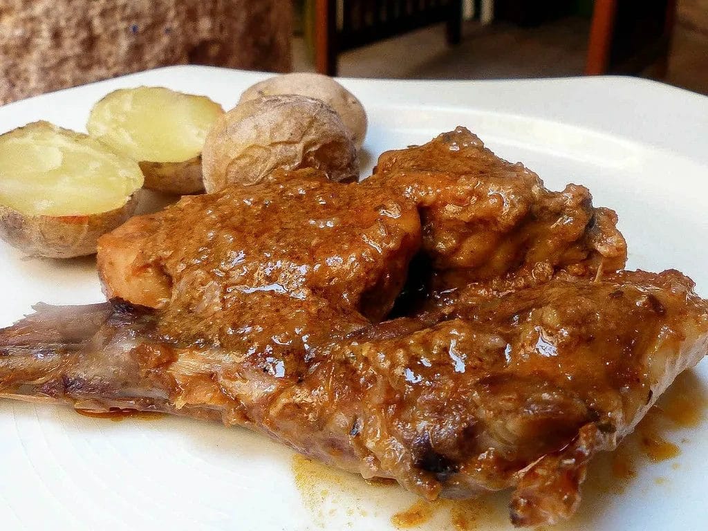 Vista de plato de carne de cabra, muy frecuente en la gastronomía de Fuerteventura